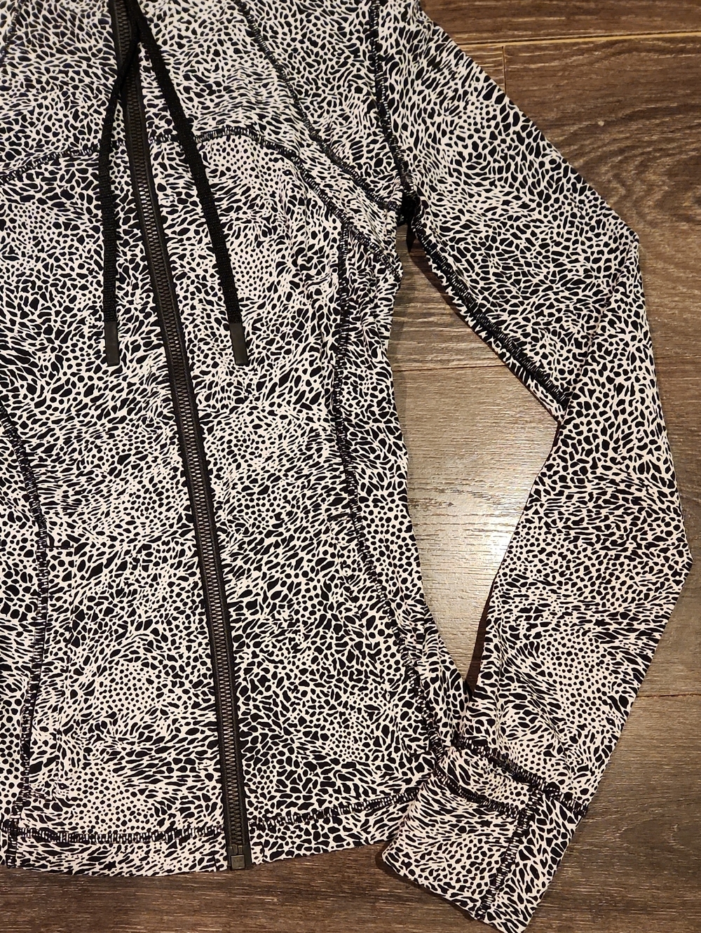 â¤ď¸ LULULEMON DEFINE HOODED JACKET NULU IN POLAR SHIFT INVERSE ALPINE WHITE BLACK - Picture 6 of 14